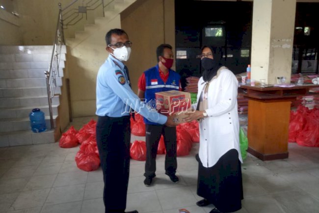 Bapas Palopo Bagi-Bagi Sembako Untuk Klien Asimilasi