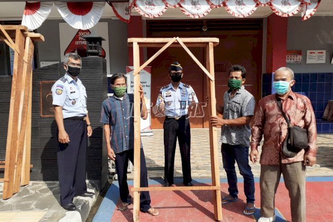 Rutan Wates Kembali Sumbangkan Kusen Produksi WBP Untuk Warga