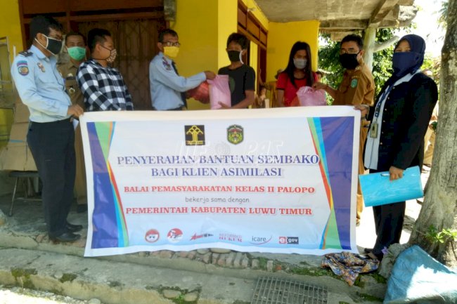 Bapas Palopo & Dinsos Luwu Timur Bagi-Bagi Sembako Untuk Klien Asimilasi