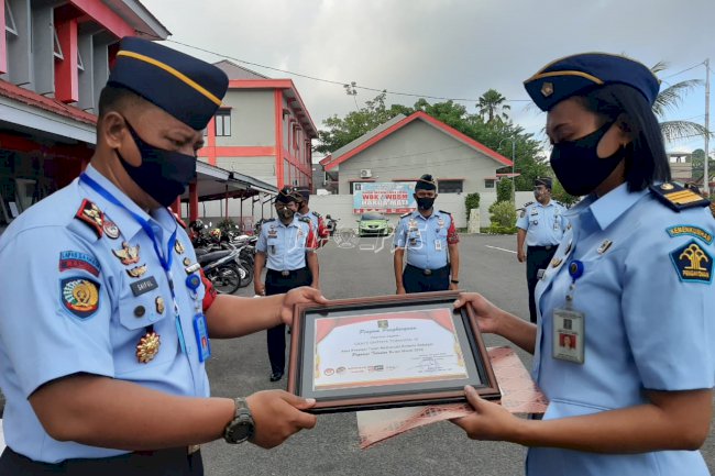 4 Petugas Lapas Ambon Raih Penghargaan Petugas Teladan