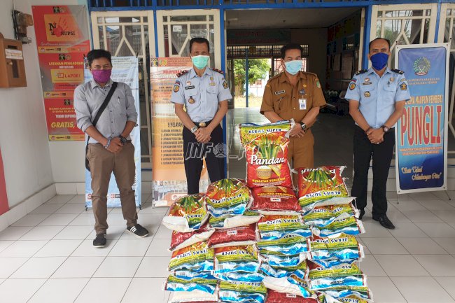 Bapas Muara Teweh Salurkan Bantuan Sembako Untuk Klien Asimilasi