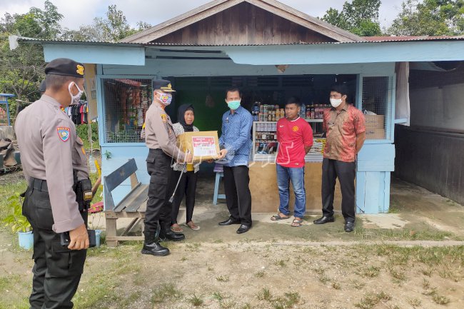 Klien Bapas Muara Teweh Terima Bantuan Beras