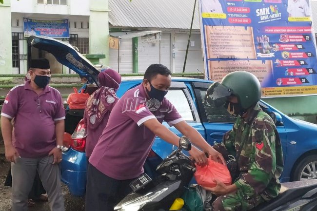 Petugas LPN Sungguminasa Turun ke Jalan Bagikan Takjil