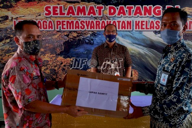 Kakanwil Kalteng Serahkan Bantuan Kesehatan Untuk Lapas Sampit