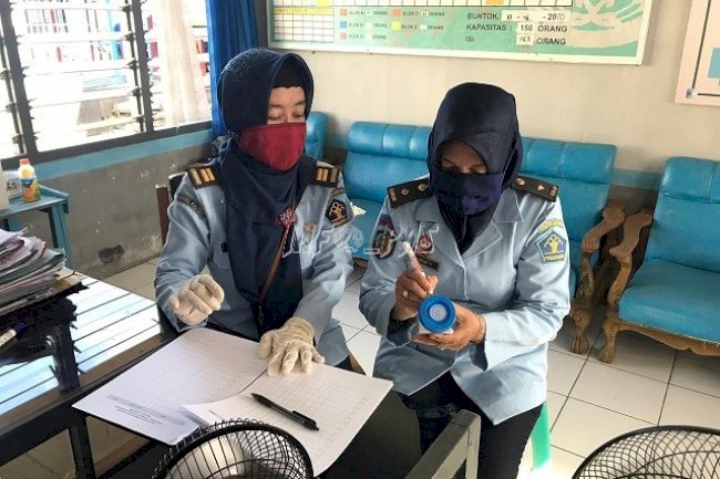 Perangi Narkoba, Petugas & WBP Rutan Buntok Dites Urin