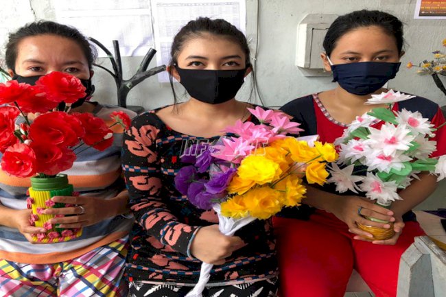 WBP Ubah Kertas Minyak Jadi Rangkaian Bunga