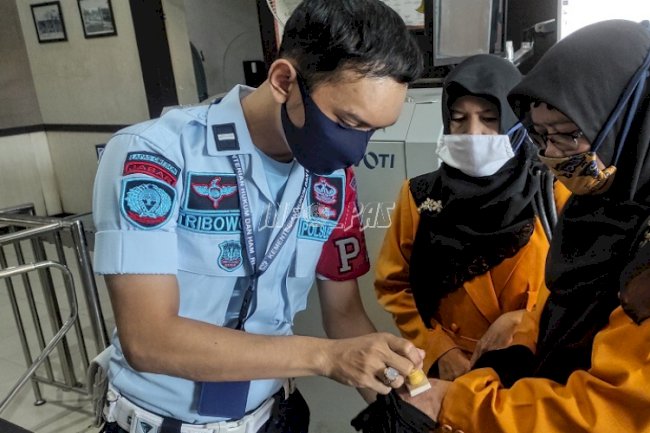 Masuk ke Lapas Cirebon, Siap-Siap Disinari Cap UV