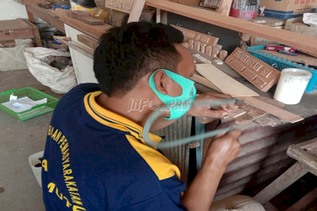 Di Lapas Muara Teweh, Limbah Kayu Diubah Jadi Ukiran