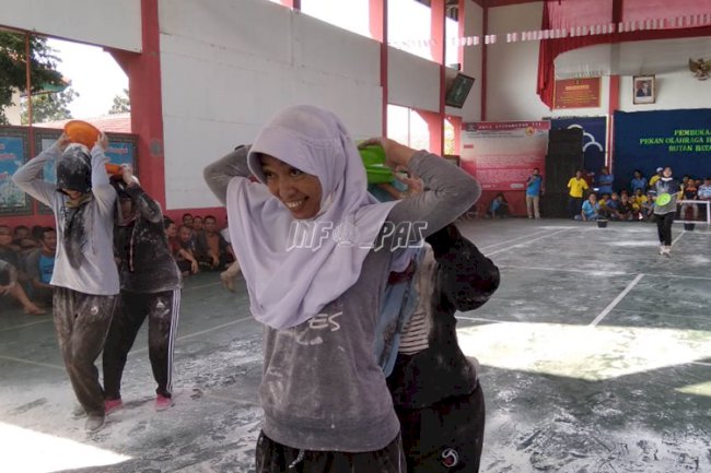 Lomba Estafet Tepung Meriahkan POR Rutan Batang