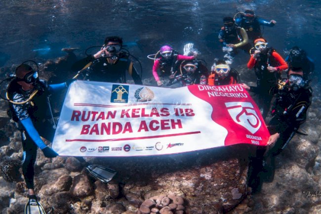 Rutan Banda Aceh Lakukan Upacara Bendera di Bawah Laut