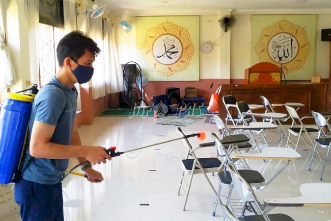 Petugas WFO, LPKA Jakarta Disemprot Disinfektan