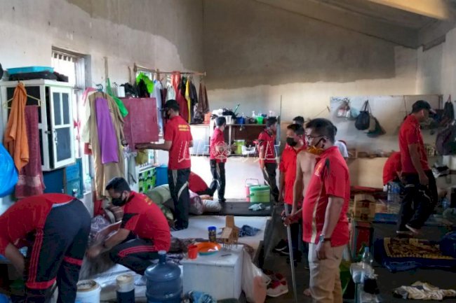 Puluhan Petugas LPN Karang Intan Geledah Blok WBP