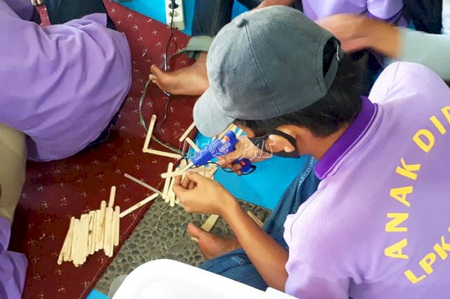 Anak LPKA Jakarta Ubah Stik Es Jadi Bingkai Foto