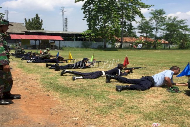 Petugas Rutan Batang Serius Berlatih Menembak