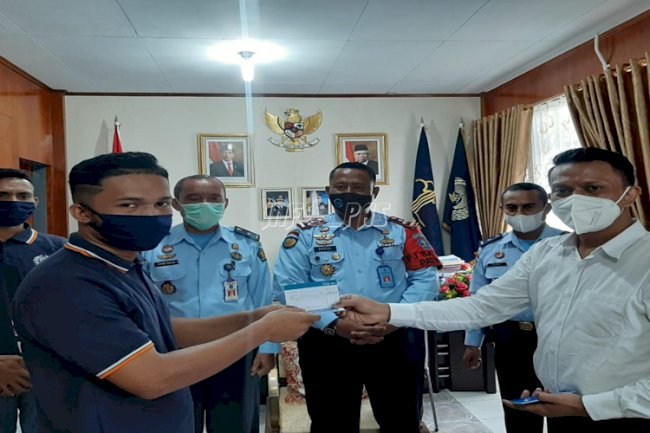 3 WBP Lapas Ambon Terima Buku Tabungan