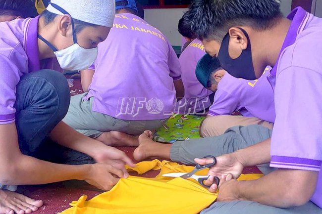 Peduli COVID-19, Anak LPKA Jakarta Belajar Buat Masker