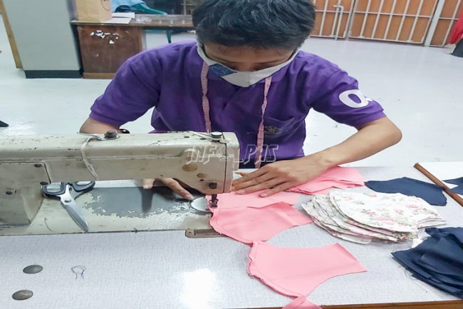 Melihat Produksi Masker Karya WBP LPN Jakarta