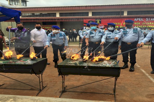 Kanwil Kemenkumham DIY Musnahkan Ratusan Handphone Sitaan dari Lapas