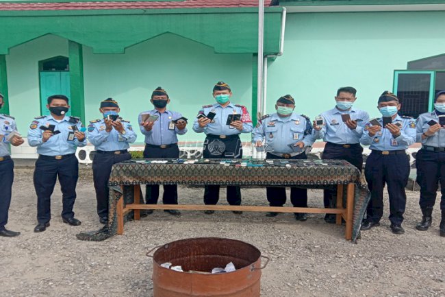 Lapas Muara Teweh Bakar Barang Bukti Temuan Razia 