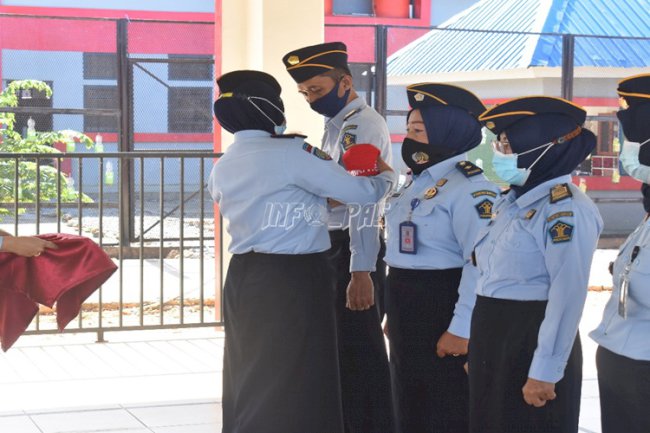 Kalapas Perempuan Kendari Sematkan Hand Badge Penguatan WBK/WBBM