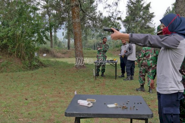 Petugas Rutan Garut Tingkatkan Kemampuan Menembak