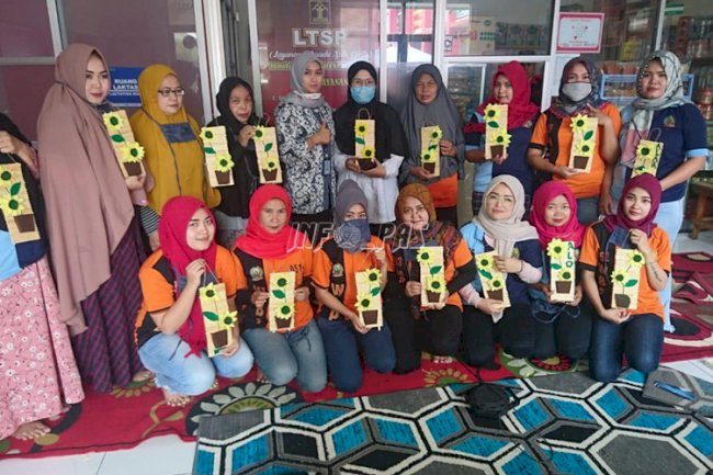 WBP Perempuan Rutan Garut Belajar Membuat Handycraft