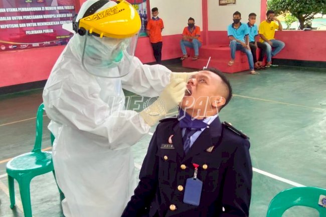 Petugas dan WBP Rutan Batang Jalani Swab Test