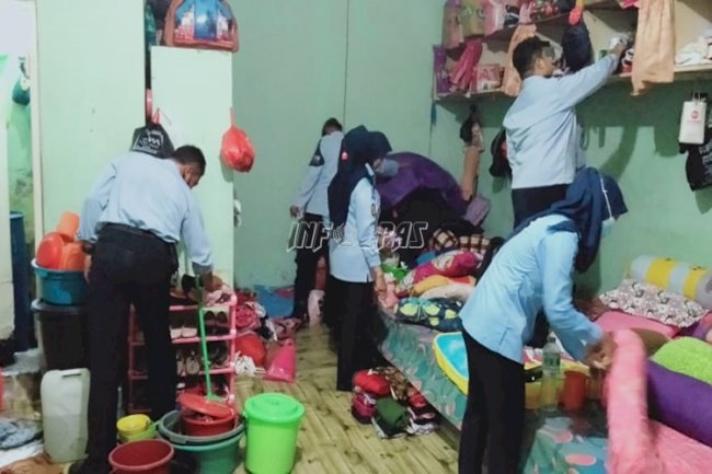 Petugas Lapas Sampit Razia Blok Hunian Perempuan