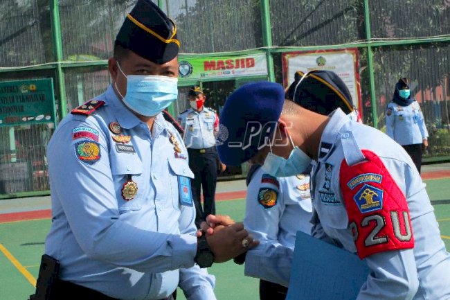 Kalapas Muara Enim Sematkan Pin Ilok Nian Untuk Pegawai Berdedikasi Tinggi