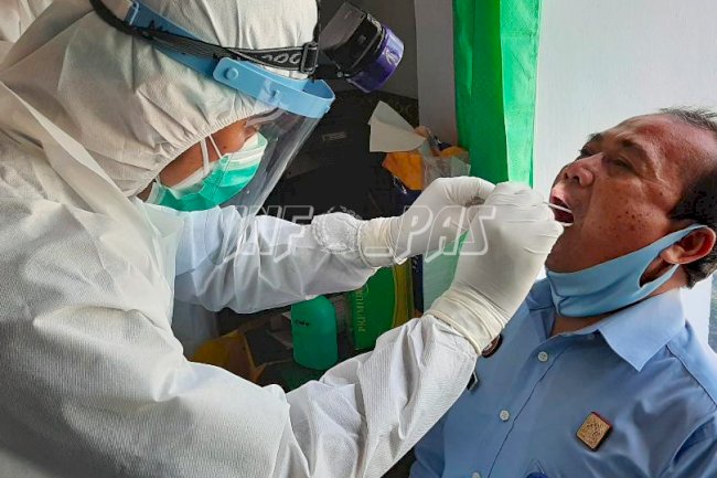 40 Petugas Bapas Palangka Raya Ikuti Swab Test