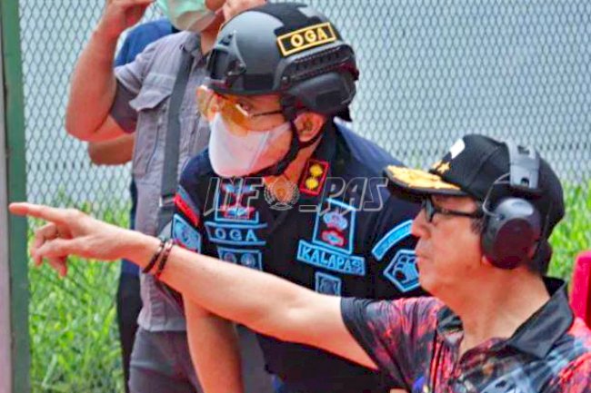 Menkumham Yasonna Latihan Menembak Bersama Petugas LPN Jakarta