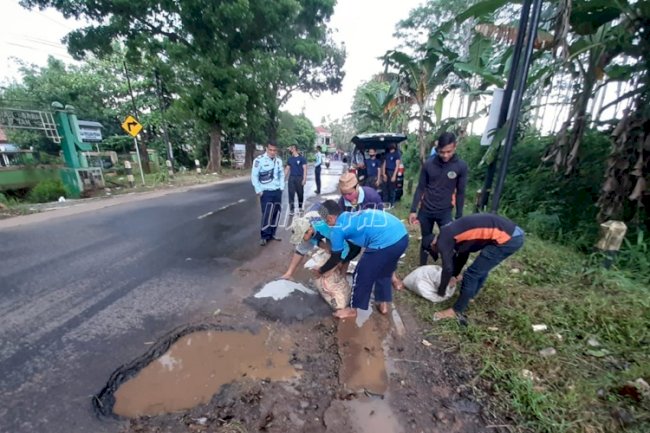 Rutan Batang Peduli, Tambal Jalan Berlubang 
