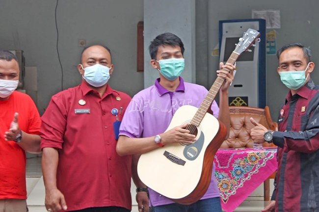 Juara III Lomba Puisi, Anak LPKA Jakarta Terima Hadiah