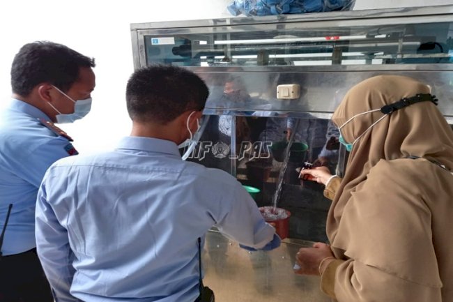 Pastikan Layak Minum, Air Minum di Lapas Rangkasbitung Diuji Laboratorium