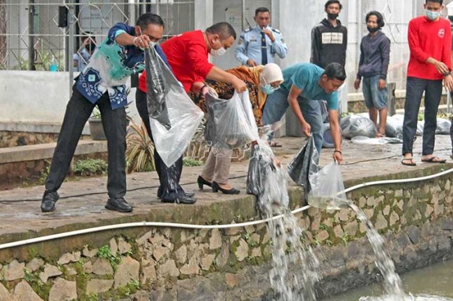 Kepala LPKA Jakarta Tebar Benih Ikan Gurame