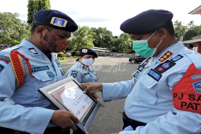 4 Petugas Lapas Ambon Raih Penghargaan Petugas Teladan