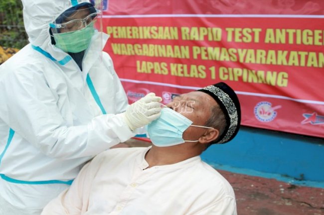 Cegah COVID-19, Tamping Lapas Cipinang Ikuti Tes Rapid Antigen