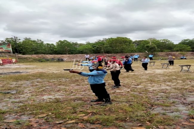 Latihan Menembak Bina Fisik, Mental, dan Disiplin Petugas Pemasyarakatan