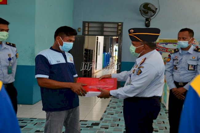 Kalapas Watampone Bagikan Paket Belajar dan Hand Sanitizer Kepada WBP