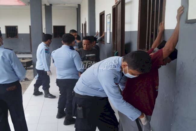 Satops Patnal Divpas Sultra Geledah Lapas Baubau & Rutan Raha