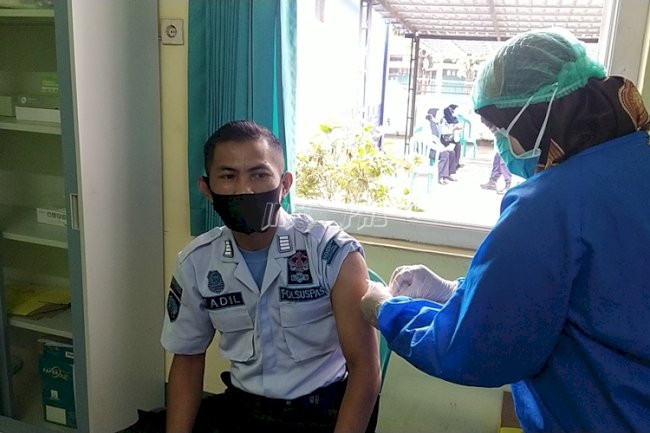 Petugas Rutan Banyumas Terima Vaksin COVID-19 