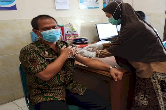 Petugas Bapas Pekalongan Jalani Vaksinasi COVID-19