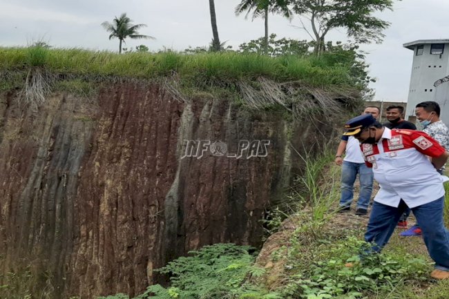 Kalapas Cilegon Pantau Keamanan Tembok Keliling Lapas