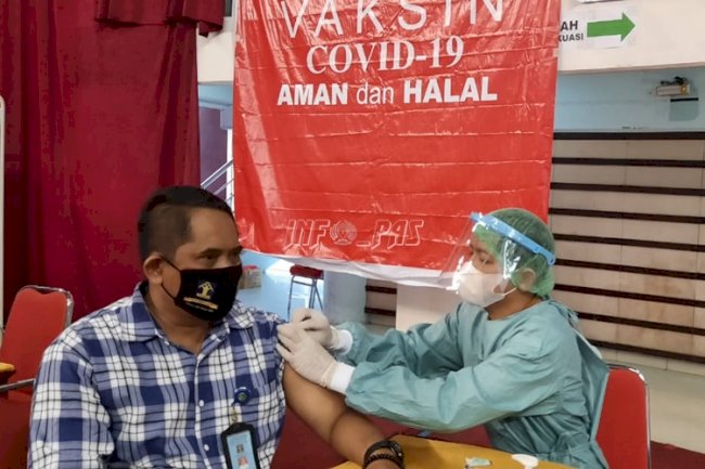 Kabapas Balikpapan Terima Vaksinasi COVID-19 Tahap II