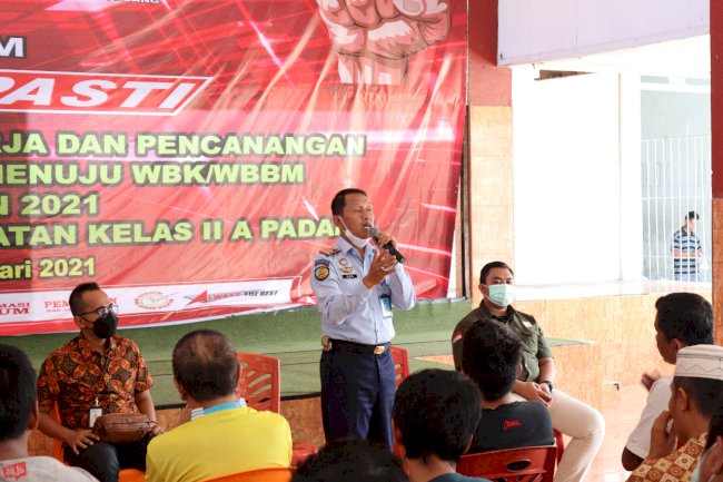 Narapidana Lapas Padang Boleh Main Kartu