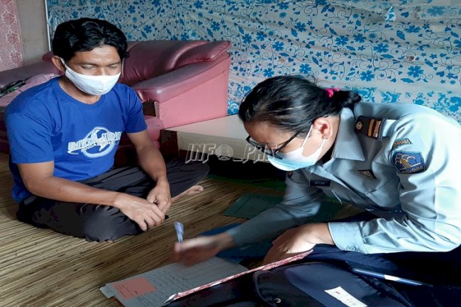 Temui Klien, PK Bapas Palangka Raya Rela Susuri Bantaran Sungai