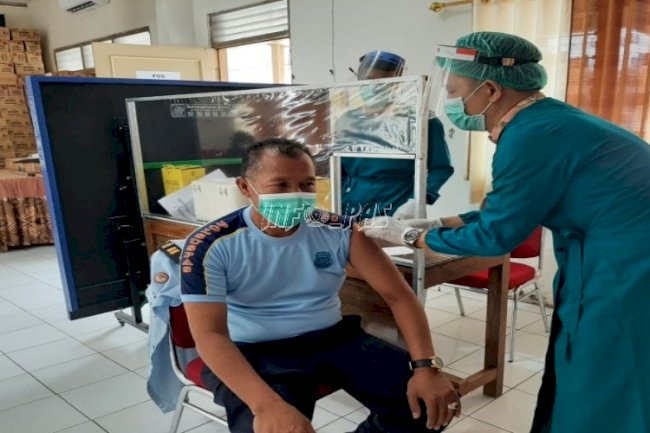 Petugas Lapas Purwokerto Jalani Vaksinasi COVID-19
