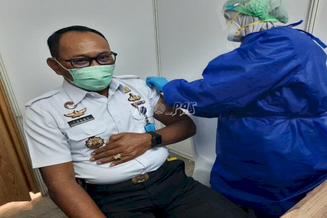 Petugas Lapas Cipinang Jalani Vaksinasi COVID-19