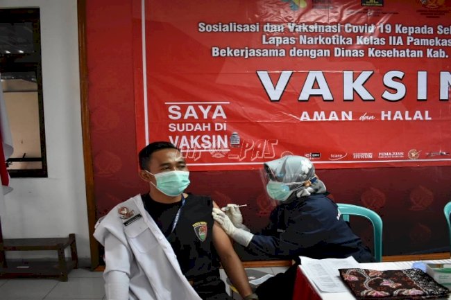 98 Petugas LPN Pamekasan Terima Vaksin COVID-19 Dosis 2