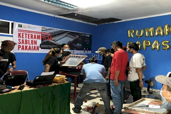 Klien Bapas Jakarta Pusat Belajar Sablon Metode 2 Warna